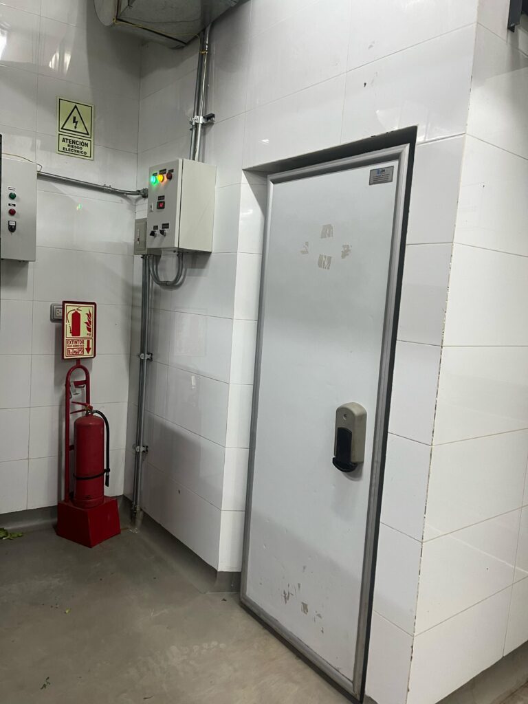 puerta cerrada camara frigorifica